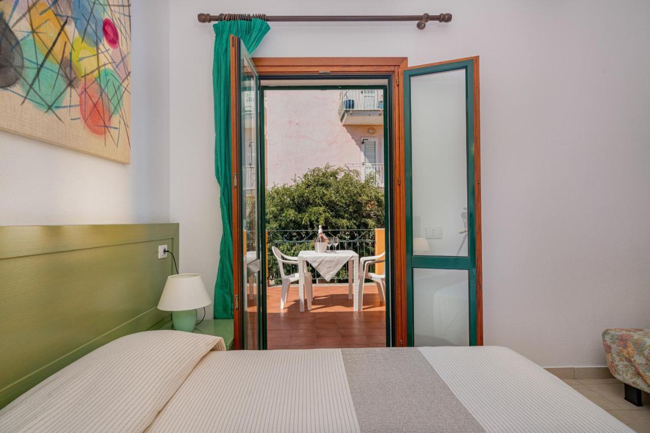 Hotel Marinaro Santa Teresa Gallura Eksteriør billede